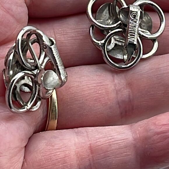 Vintage 3D Sarah Coventry swirl clip earrings. - Picture 4 of 6